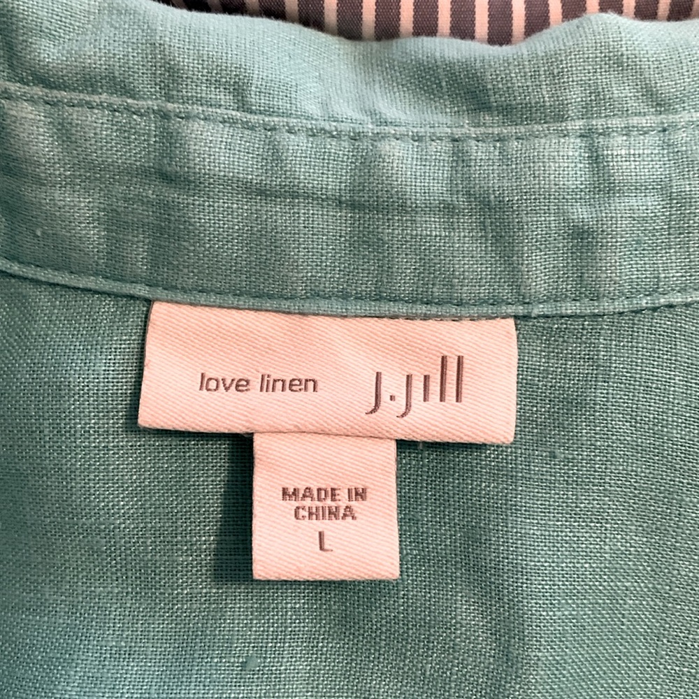 Sleeveless button front tunic.